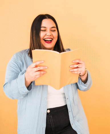 una donna è molto felice di leggere un libro